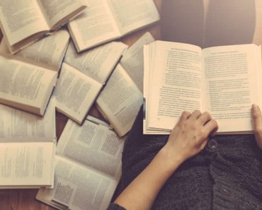 12 libros de autoayuda, uno para cada mes