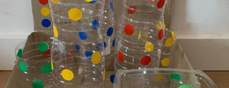 Juego con botellas de plástico: encesta la pelota
