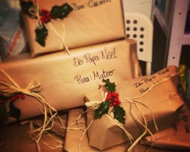 Envolver regalos con papel kraft