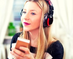 jóvenes pueden quedarse sordos por el uso del auricular