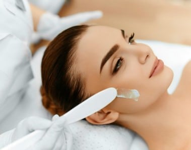 Aplicar crema hidratante o serum facial