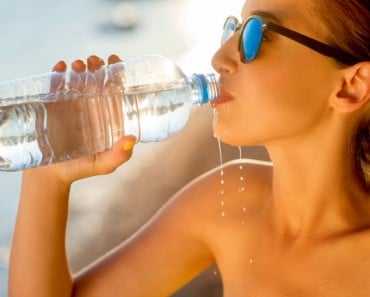 Chica deportista bebiendo agua