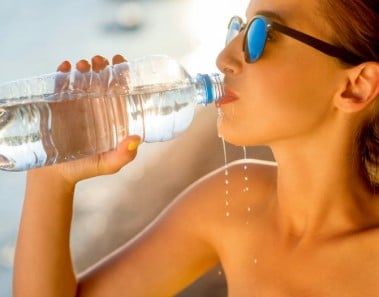 Chica deportista bebiendo agua