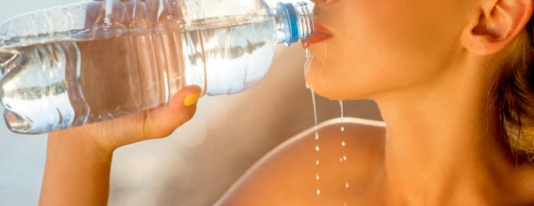 Chica deportista bebiendo agua