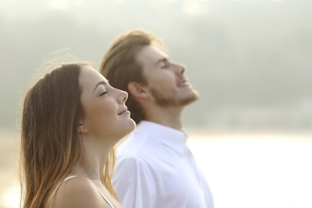 Pareja feliz respira aire puro