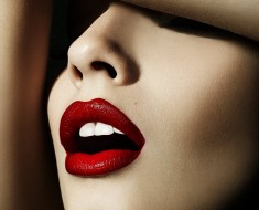 Labios granates sensuales