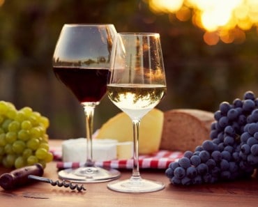 Vino tinto y vino blanco como tratamientos faciales y corporales nutritivos