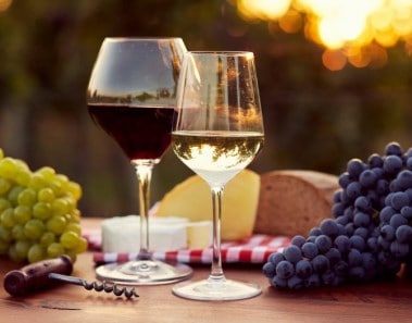 Vino tinto y vino blanco como tratamientos faciales y corporales nutritivos