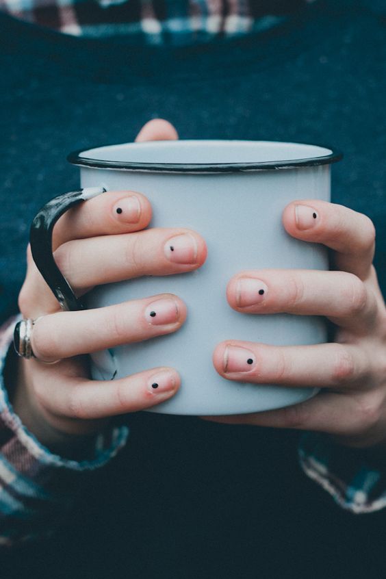 20 Ideas de uñas con estilo minimalista
