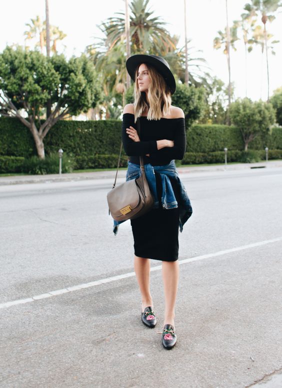 vestido negro pegado con tenis