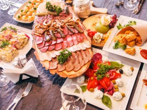 cómo organizar una cena de nochevieja con poco presupuesto