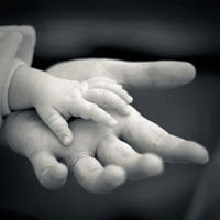 manos de bebé con manos de adulto