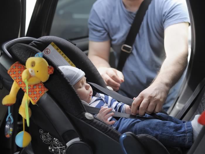 Aplicación no olvidar bebé dentro del coche en verano
