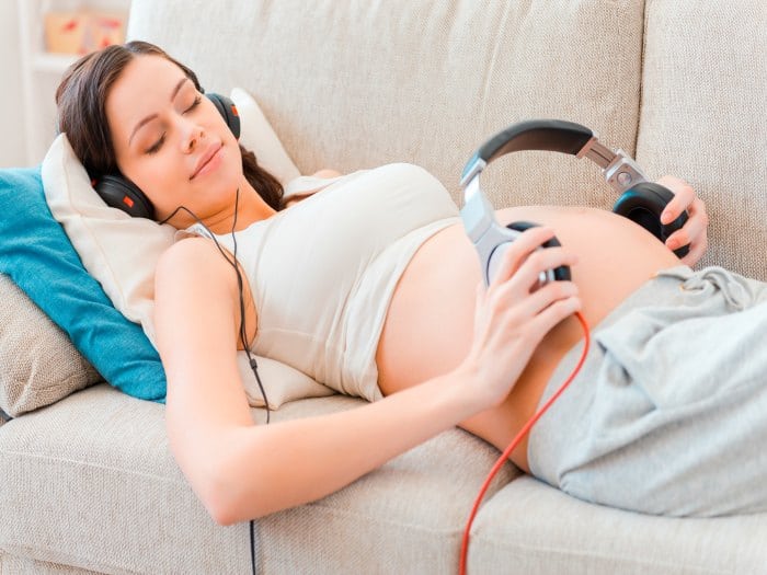 ¿Cómo puede la música afectar al desarrollo fetal durante el embarazo?