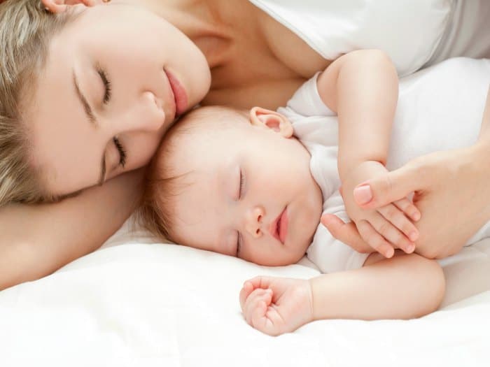 Por qué deberías dormir con tu bebé