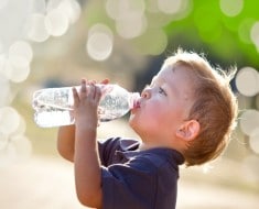 Se puede rellenar una botella de plástico