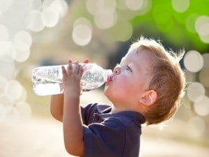 Se puede rellenar una botella de plástico