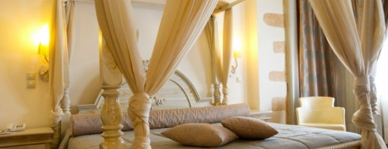 muebles y adornos coloniales cama