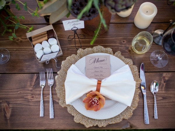 Decorador junto a la mesa de fiesta en colores pastel con mantel