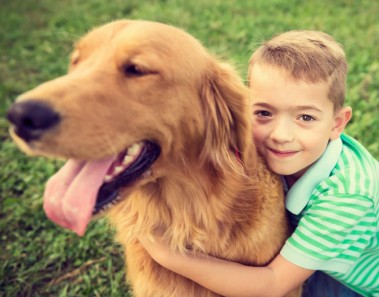 Amistad perro y niño autista