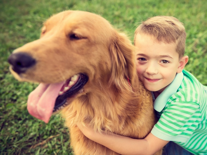 Amistad perro y niño autista