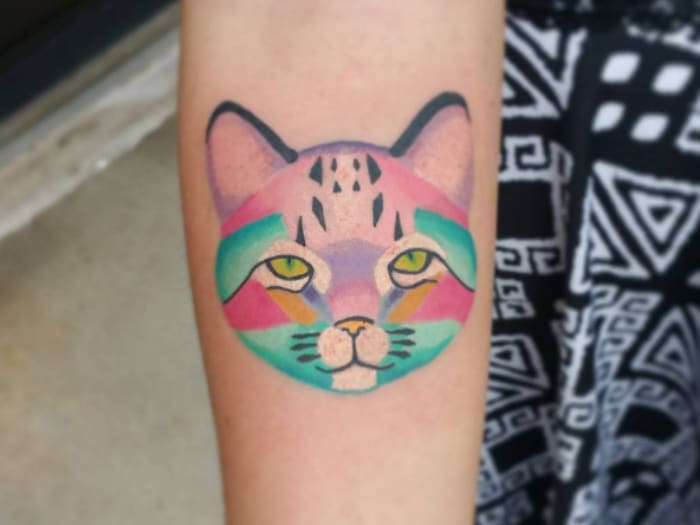 Gato colorido tatuaje