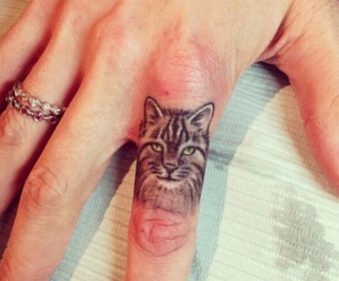 Gato tatuaje dedo