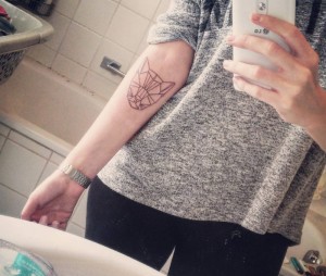 Gato geométrico tatuaje