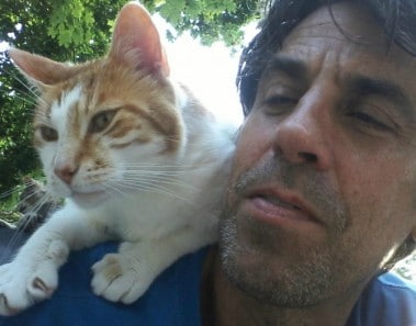 Hombre que perdió a su hijo ahora salva a gatos