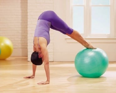 5 nuevas formas de ejercitarse con una bola de ejercicio