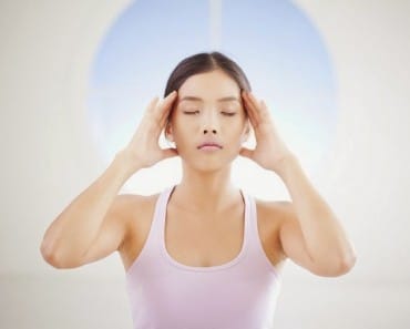 4 posturas de yoga ideales para remediar el dolor de cabeza