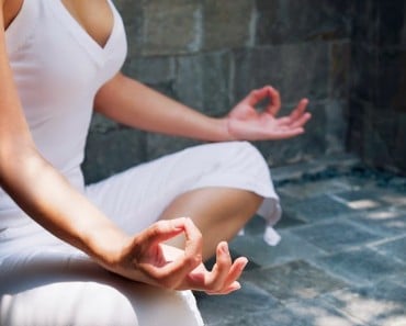 3 posturas de yoga restaurativas para combatir el estrés