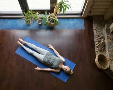 6 estiramientos de yoga para combatir la resaca