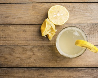 10 beneficios saludables de beber agua con limón