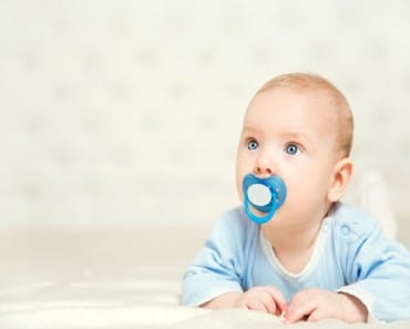 Limpiar el chupete con la boca reduce el riesgo del bebé de desarrollar alergias