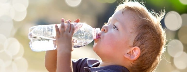 Porqué no deberías rellenar tu botella de plástico