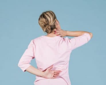 Dolores de espalda, cervicales y piernas: 5 automasajes y estiramientos para aliviarlos