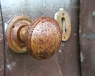 Como cambiar el pomo de la puerta