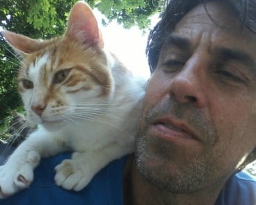 Un hombre crea un santuario de gatos en honor al hijo que perdió