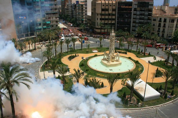 Mascletá en Plaza los Luceros