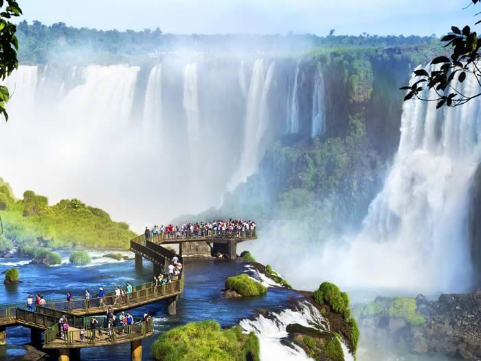 Cataratas del iguazú, en la frontera de Argentina y Brasil: viajar a Argentina