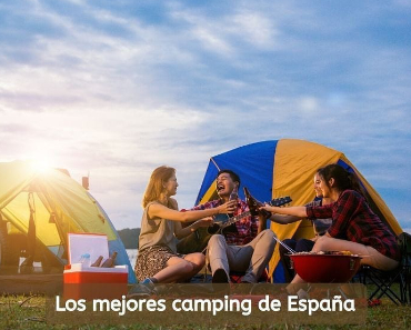 Amigos delante de una tienda de campaña en un camping de España