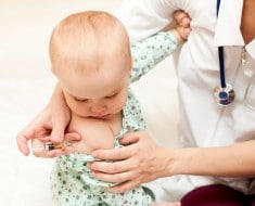 ¿Pueden las vacunas provocar convulsiones en los niños?