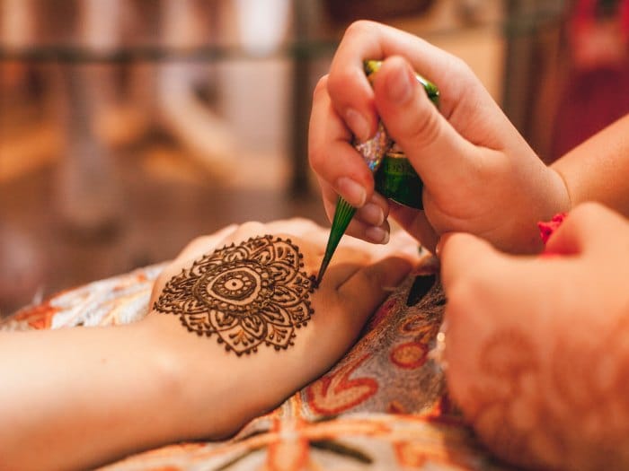 Los tatuajes de henna pueden provocar reacciones alérgicas graves