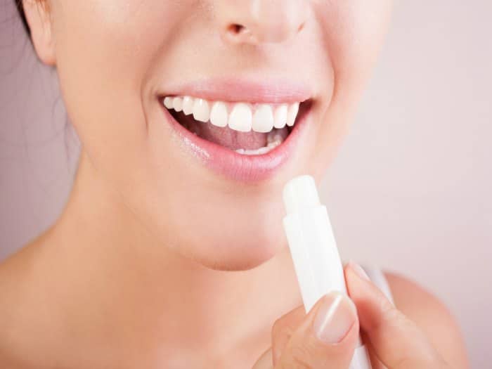 ¿Es bueno usar un bálsamo labial?
