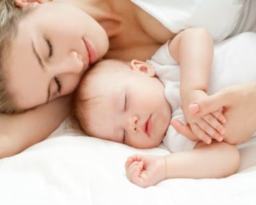 Por qué deberías dormir con tu bebé