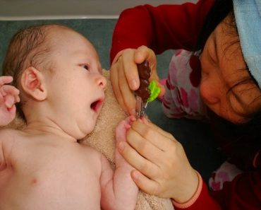 Cómo cortarle las uñas a un bebé