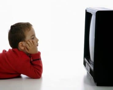 ¿Ver la tele demasiado cerca es malo para los ojos?