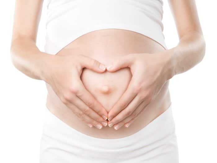 Por qué se sale el ombligo durante el embarazo