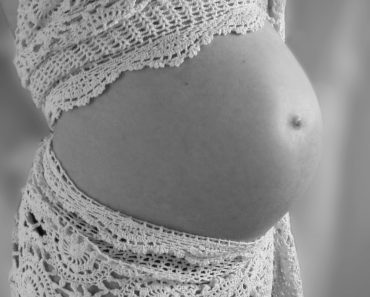 Por qué se sale el ombligo en el embarazo